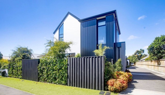 Urban Comfort 3BR with Garage and Close to City Centre