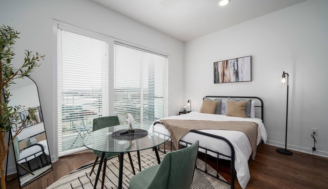 Urban Comfort: Studio Getaway w/Private Balconyn