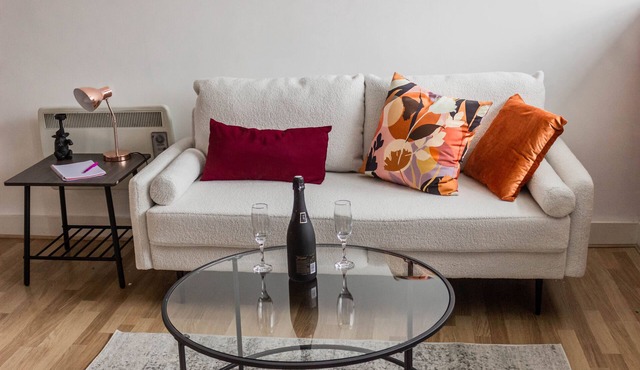 Urban Comfort: Stylish 2-Bed Apartment