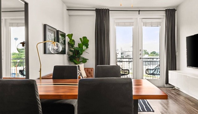 Urban Connect Skyline View 1BR River-walk Pool