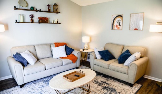 Urban Cottage: Homey & Convenient