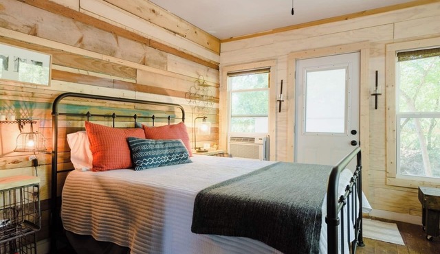 Urban Cottage. Walkable. Sweet Spring Stay