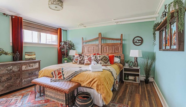 Urban Cowboy Suite: Private Workspace, Walkable