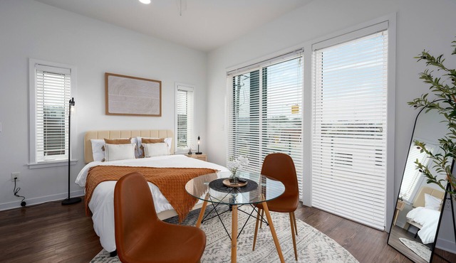 Urban DT Chic Studio with Private Balcony!