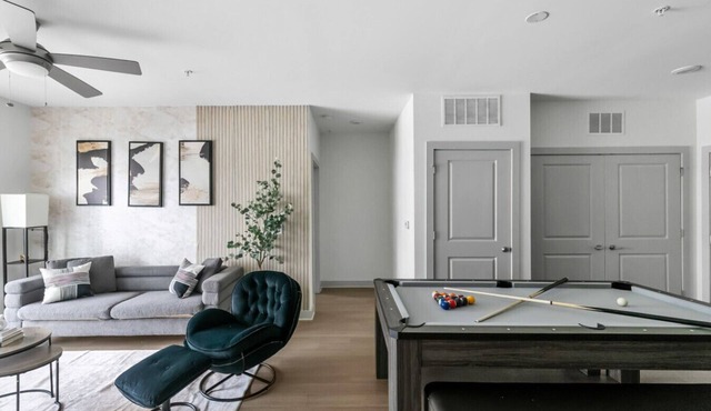 Urban Elegance: 3BR Condo Experience 06