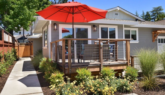 Urban Elegance in Wine Country: Unwind Just Steps from Healdsburg Plaza!