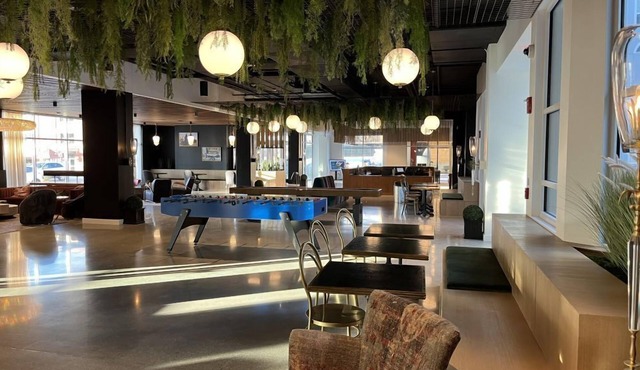 Urban Elegance: Sleek 4BR Condo in Lincoln