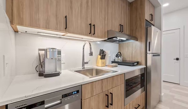 Urban Elegance—Steps from River Walk | In-Unit Laundry & Kitchen