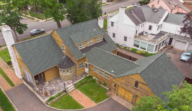 Urban Elegance: Stylish House Close to NYC