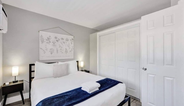 Urban Escape 1BR Near Las Olas with Pool