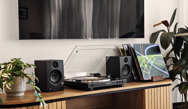 Urban Escape: King Bed, Parking + Walk to CBD!