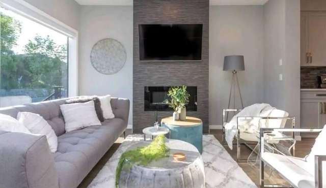 Urban Escape: Minutes from the Airport, Downtown & Banff Trail & Pet Friendly