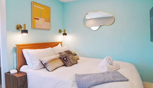 Urban Escape, Small Private Condo Near SF 22421A