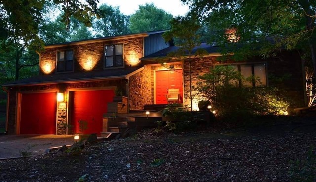 Urban Escape w/Hot Tub, Backyard Oasis, Min to Uptown!