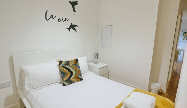 Urban Escape – Walk to University of Salford | Pass The Keys