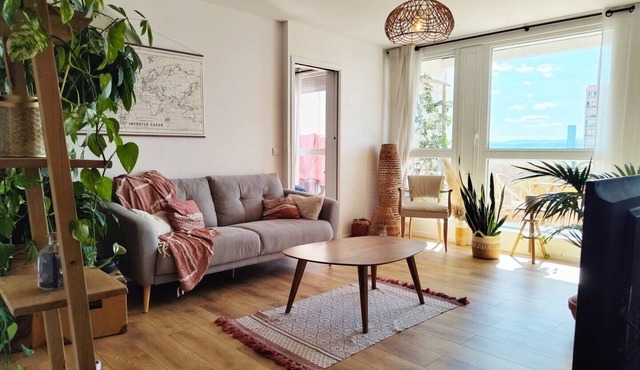 Urban escape with a view just a stone's throw from the metro