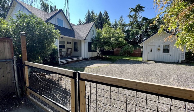 Urban Farmhouse; Remodeled, Fenced, Pet Friendly