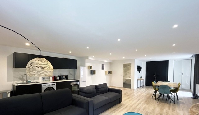 Urban Flat 182 - Spacious 4 Bedroom Flat in Paris
