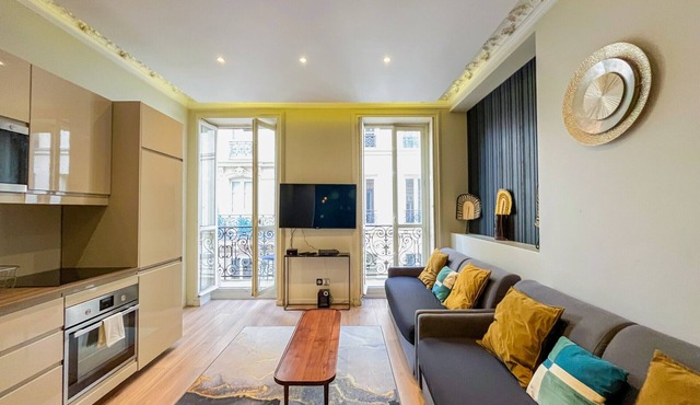 Urban Flat 61 - Luxury 3 Bedroom Parisian Flat
