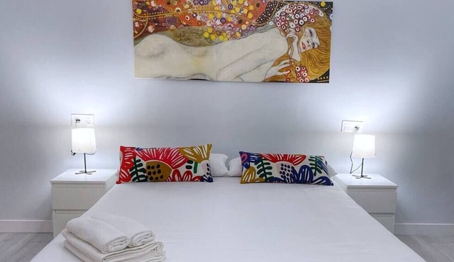 Urban flat reformado con escritorio trabajo y wifi