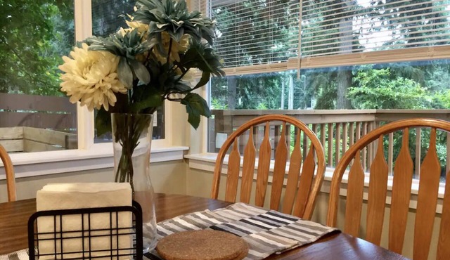 Urban Forest Cabin 2+BD/1.5BA with Freeway Convenience