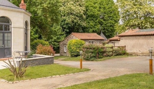 Urban retreat near Nantes center, private garden, bikes, internet, baby friendly.