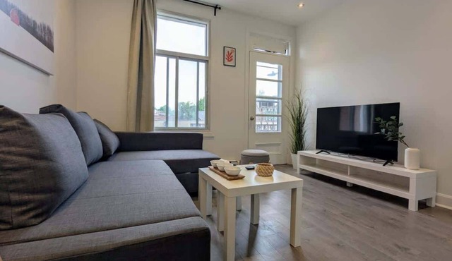 Urban Getaway in Hochelaga – Bright 1BR Apartment