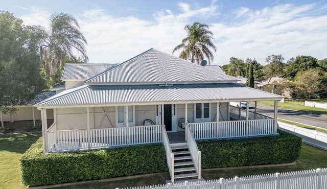 Urban Getaway Queenslander close to Willowbank!