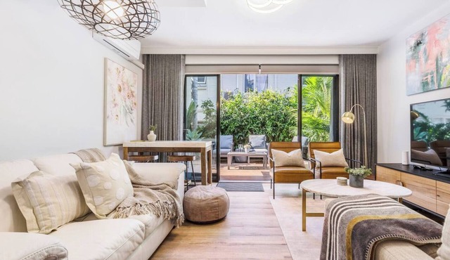 Urban Green Stylish Courtyard Haven off Malvern Rd