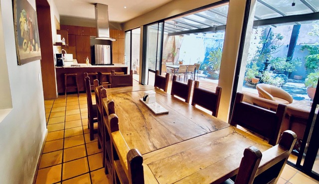 Urban Hacienda downtown, tranquil, spacious, jacuzzi, safe neighborhood