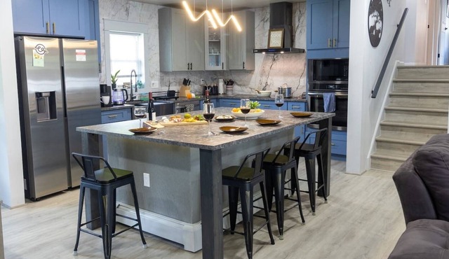 Urban Haven ~ 5* Location ~ King Bed ~ Workspaces!