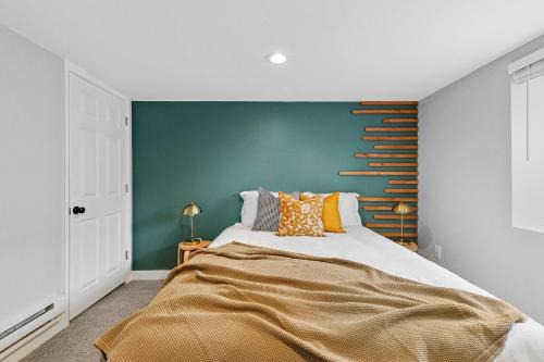Urban Hideaway - 2BR - Pets OK - Park 2 Cars - Laundry - Fast WIFI - Close to Everything