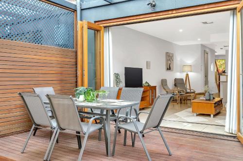 Urban Junction - Walk to Mawson Lakes Dining & Shops