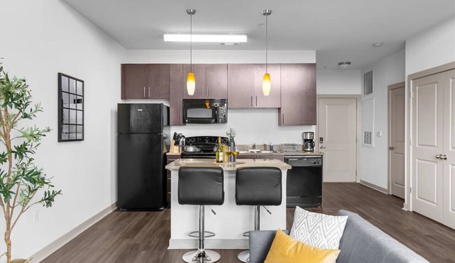 ~ Urban King Loft: Perfect for City Explorers ~