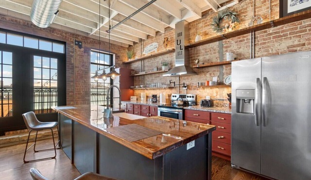 Urban Loft #7 BLUE · Downtown Urban Loft above Restaurants & Boutiques