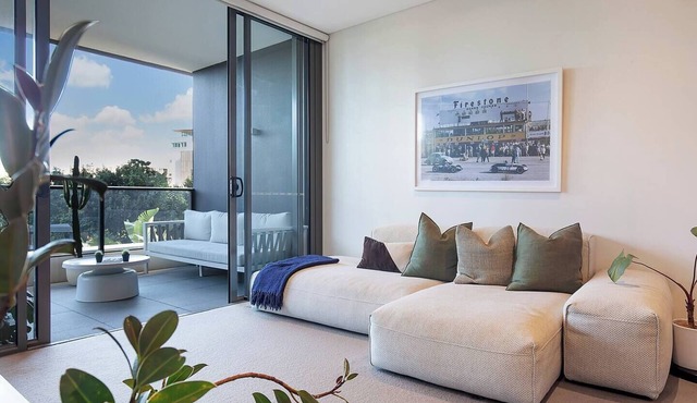 Urban Lushscape Riverside Retreat in Newstead