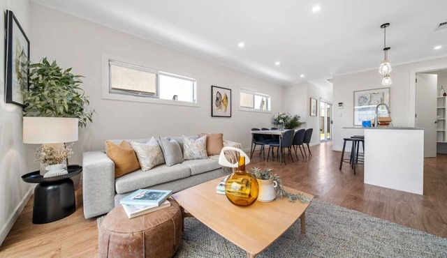 Urban Luxe—A Contemporary City-Edge Haven