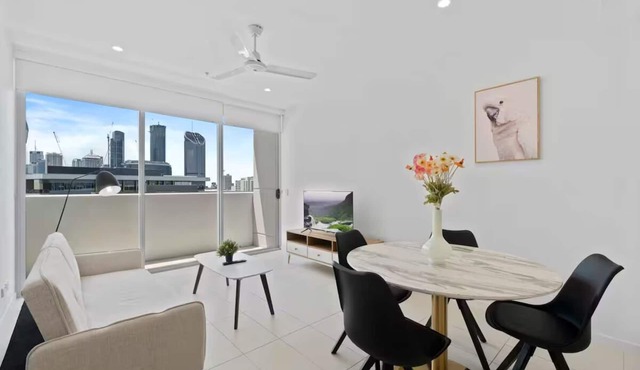 Urban Luxe Retreat | Stylish 1BR in South Brisbane