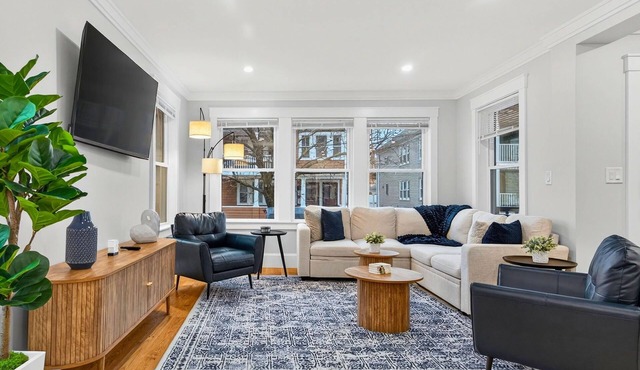 Urban Luxury 4Bdr w/2 Parking+Game Room+Outdoor