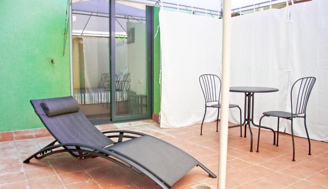 Urban Manesa city center apartment with private patio