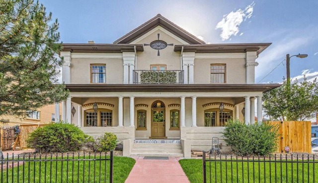 Urban Mansion Oasis 2BR Apt - Free Parking