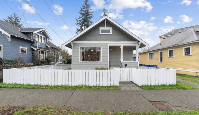 Urban Nest 2B Lower Unit @Ballard Prime Location