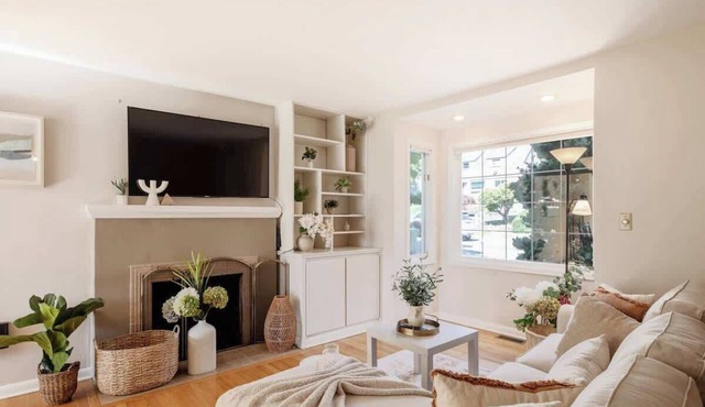 Urban Nest 2b1b Upper Unit | Next to UW