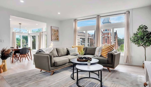 Urban Nest #5 | Penthouse Suite with Skyline Views