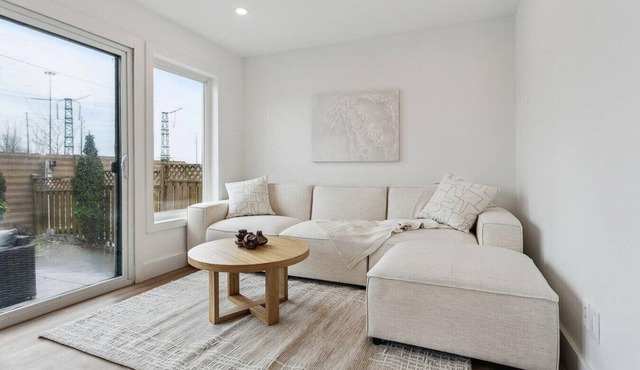 Urban Nest Home 4bed 4bath | Parking | Baby Crib