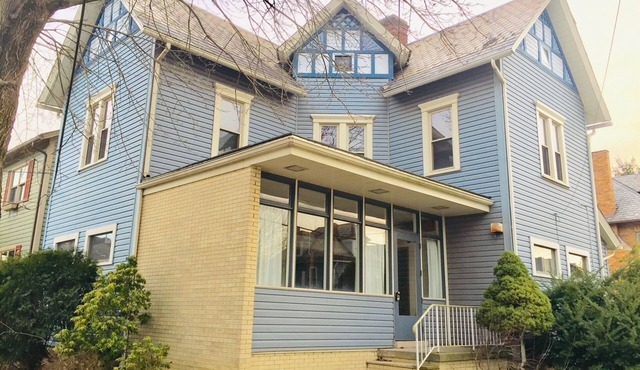 Urban Nest. Luxe Loft Downtown Butler. Walk to dining and Shopping.