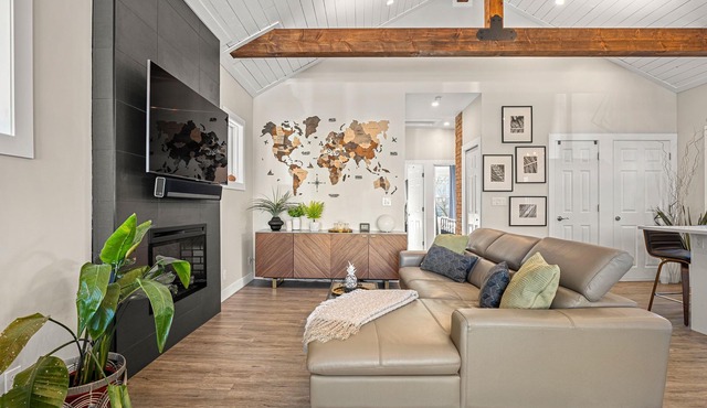 Urban Nest near the Bow River Sleeps 4