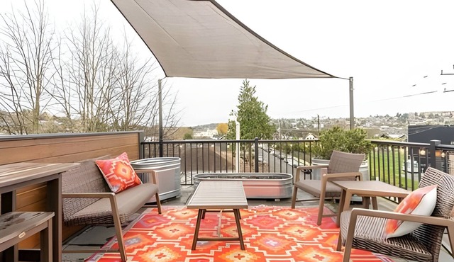 Urban Oasis: 3BR3BTH w/Rooftop and View, Fireplace