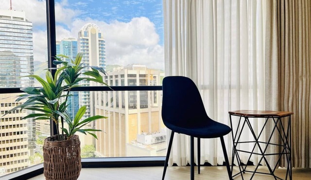 Urban Oasis: Chic & Cozy Stay at Town