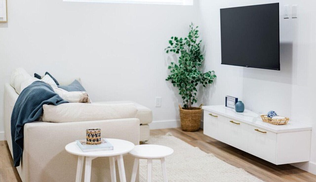 *Urban Oasis | Cozy & Central | 5 min to Downtown*